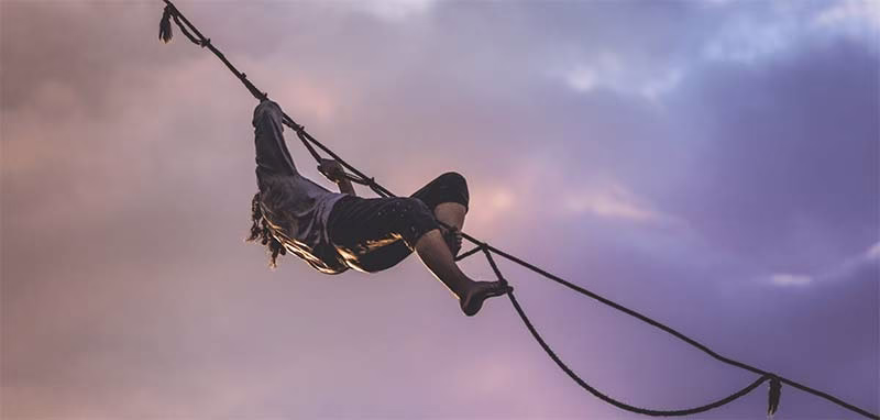 чоловік лізе по канату